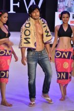 Vidyut Jamwal walk the ramp for Welspun Show at IRFW 2012 in Goa on 1st Dec 2012 (79).JPG